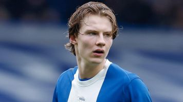 August Priske hyllas i England: "En ny dimension"