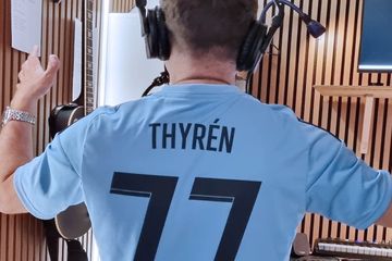 Klassiska Noicelåtar i blårandig skrud