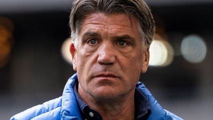 Banderoll upphängd:
Kräver att han avgår