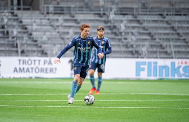 Witry mot inhemsk dubbel och målfyrverkerier för dubbla blåränder!