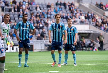 Blårandigt mittbackspar i blågult och Odhiambo sköt upp Karlstad i serieledning!