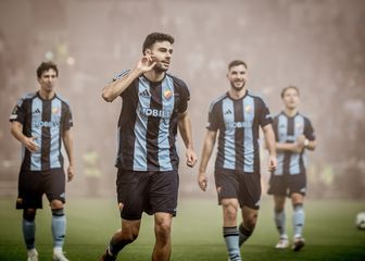 Deniz Hümmet har debuterat och dubbla segrar för JWZ!