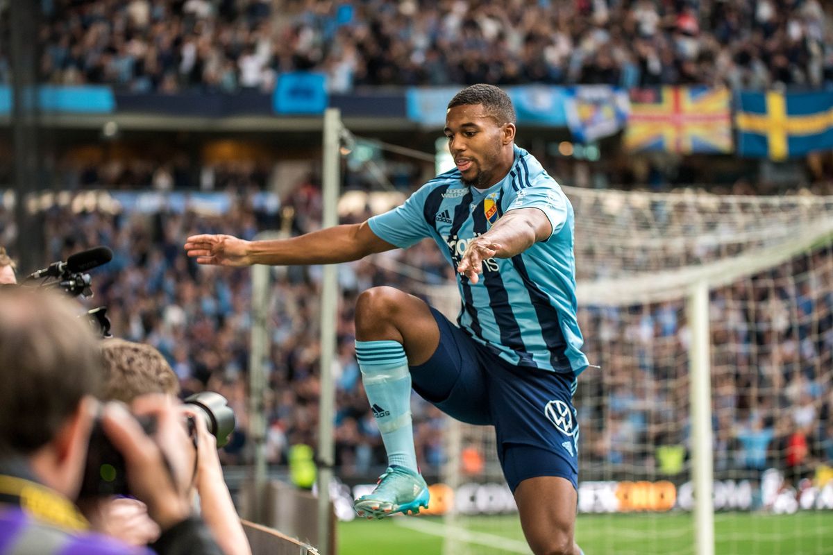 Isak Hiens milstolpe och utvisningar förstörde för flera blåränder!