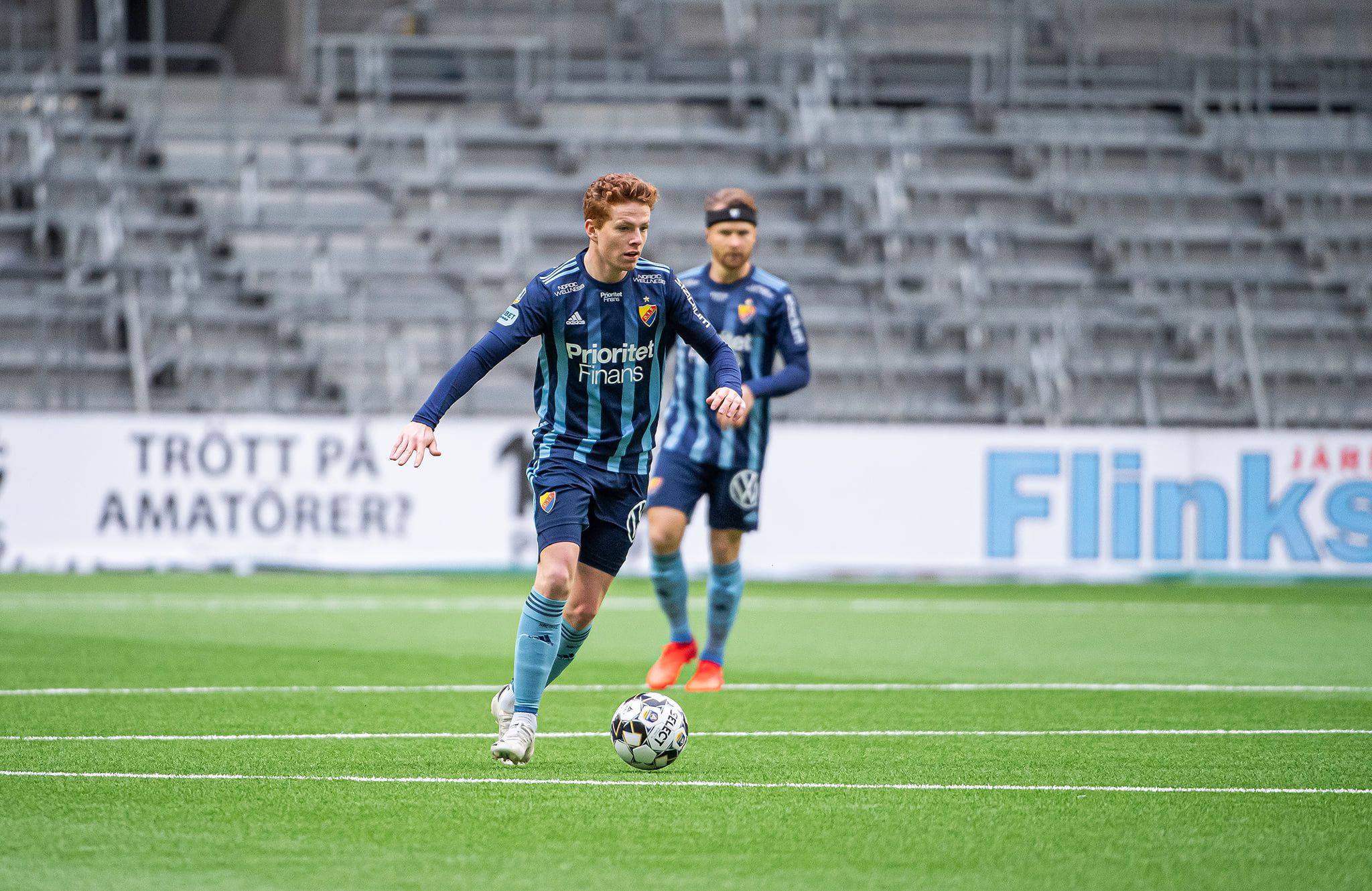 Witry mot inhemsk dubbel och målfyrverkerier för dubbla blåränder!